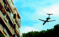 Casi sobrevuelo del edificio Bermar Park de Gav&agrave; Mar por parte de un avi&oacute;n que se aproxima al aeropuerto del Prat para aterrizar en la tercera pista